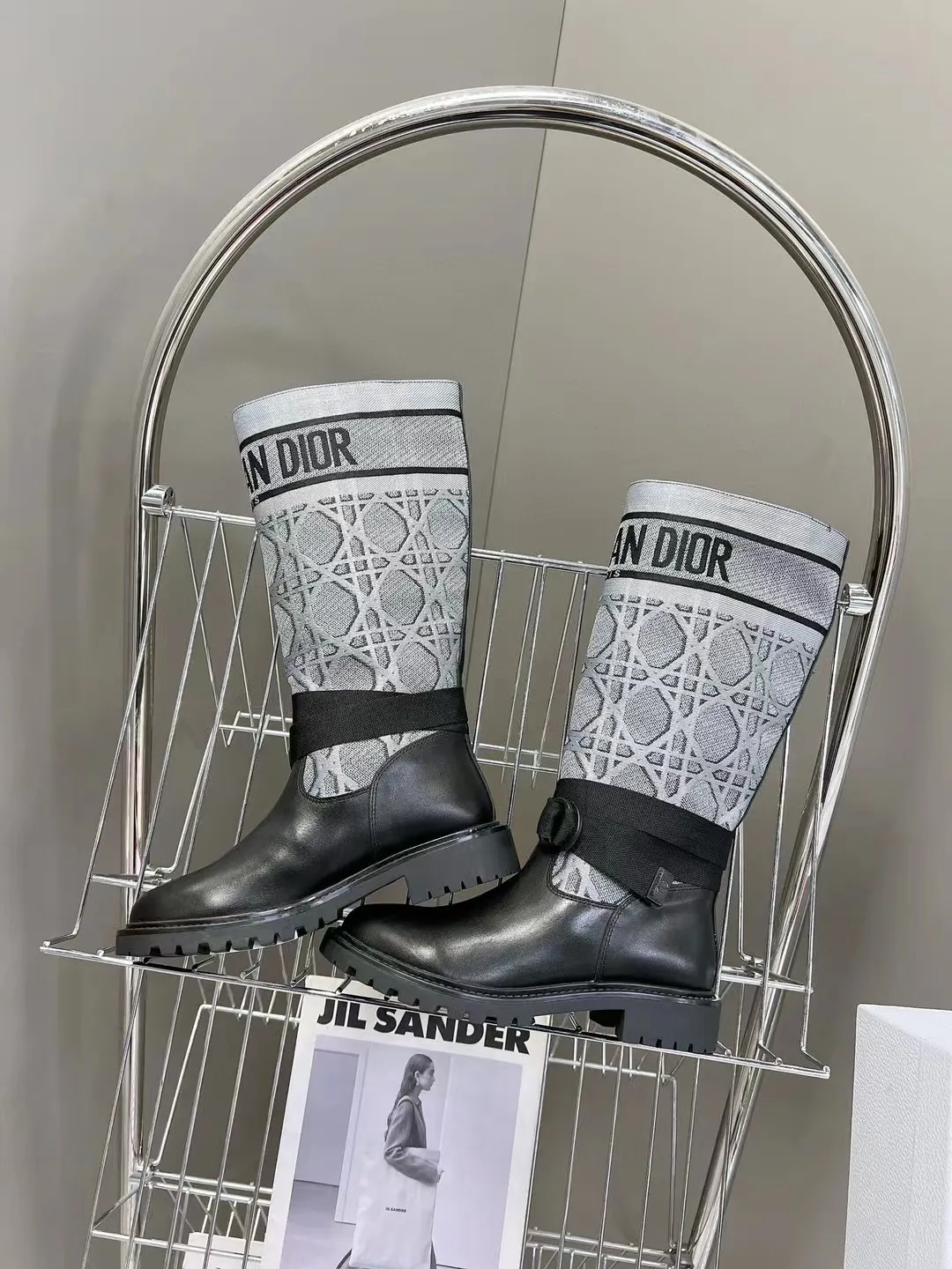 👟👟Ex-factory price 560👟👟 Dior color-blocking new boots for autumn and winter, the latest electric embroidery color-blocking letter logo for autumn and winter, round-toe high-top knight boots for women, Material: first-layer cowhide stitched with electric embroidery fabric, sheepskin lining for feet, original molded TPU outsole Size: 35-40 yards